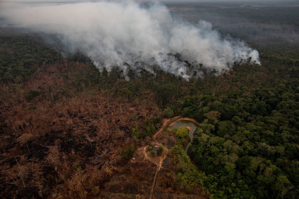 Бразил не прифаќа помош од Г7 за борба против пожарите во Амазонија