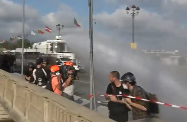 Полицијата со водени топови растера демонстранти против средбата на Г7 (ВИДЕО)