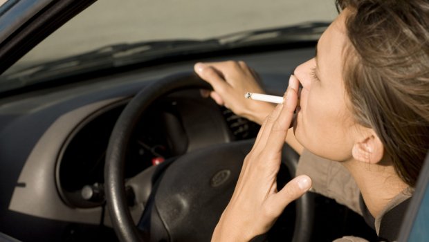 Грција забранува пушење во кола и воведува парични казни