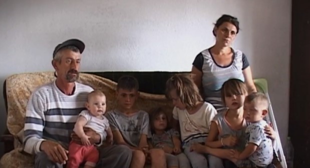 Молат за помош: Десетчлено семејство живее во трошна куќа во 32 квадрати