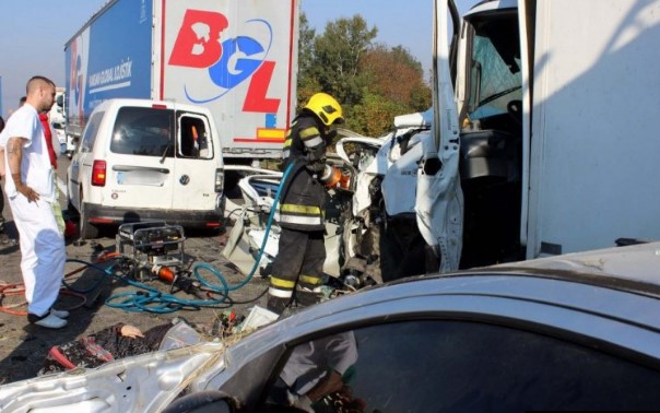 Тројца загинати во сообраќајка во Германија: Србинка удрила во знак „стоп“ па се забила во две возила (ФОТО)