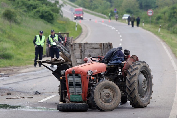На патот Струмица-Ново Село: Се судрија „Волво“ со швајцарски таблички и трактор
