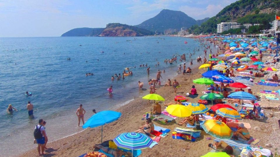 На плажите во Црна Гора: Во Сутоморе ечи српско оро во Улцињ се скандира „ОВК“