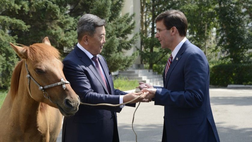 Министерот за одбрана на САД на подарок доби коњ од Монголија