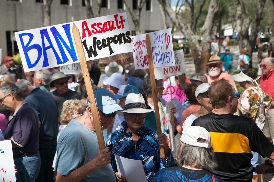 Демонстрации во САД за промена на законот за оружје: „Разоружајте ја омразата“