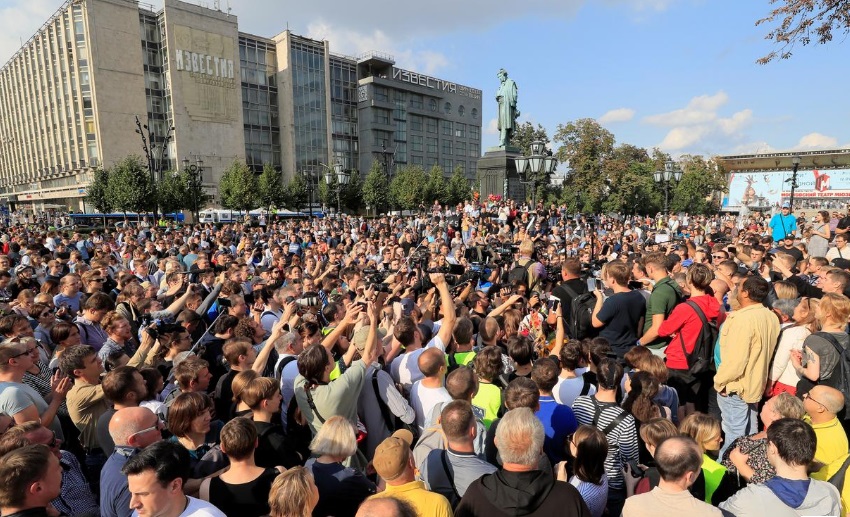 На протестите во Москва илјадници демонстранти побараа слободни избори