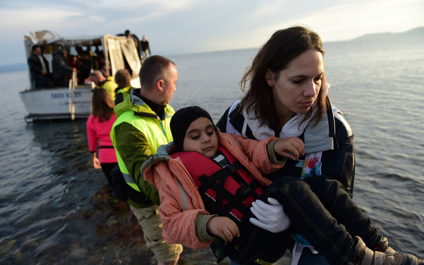 Над 500 бегалци и мигранти пристигнале на грчкиот остров Лезбос