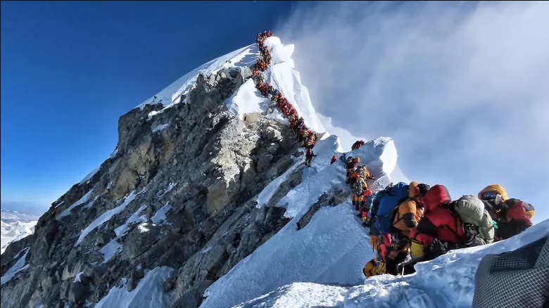 По зачестените трагедии на Еверест, Непал предложи нови правила за алпинистите