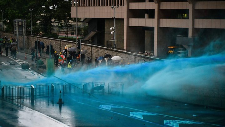 Повторно хаос во Хонк Конг: Полицијата употреби воден топ во сина боја (ВИДЕО)