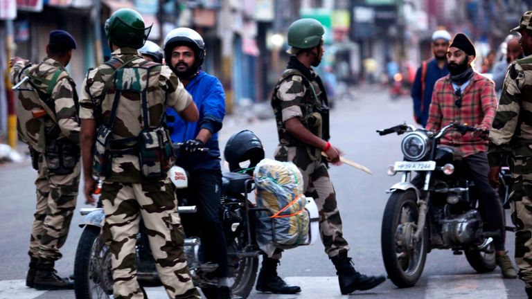Индија ја укина уставната контрола врз Кашмир, Пакистан се противи