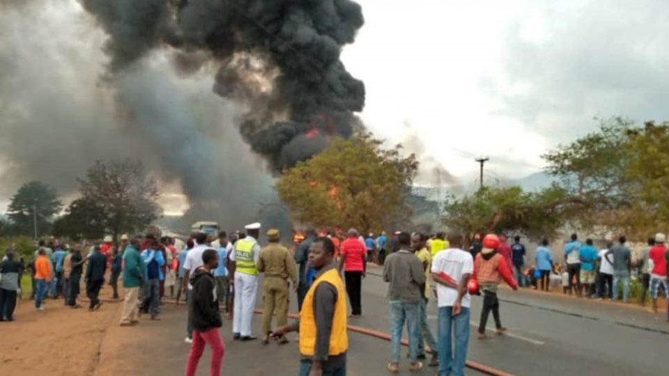 Собирале гориво од превртена цистерна: Над 60 загинати во експлозија во Танзанија (ВИДЕО)