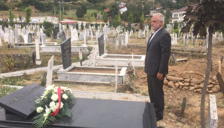 Мендух Тачи оддаде почит на гробот на Арбен Џафери