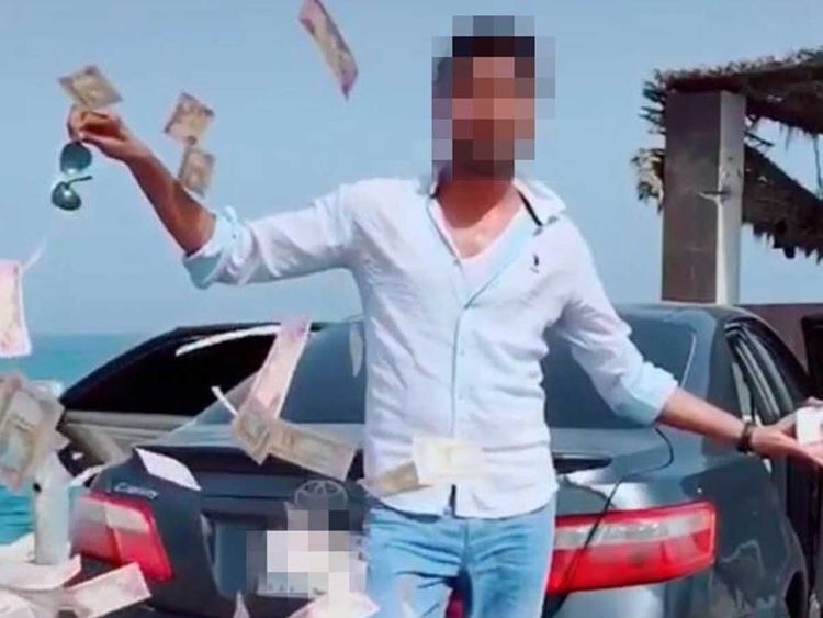 Приведен е маж , кој се расфрлал со пари на улиците на Дубаи