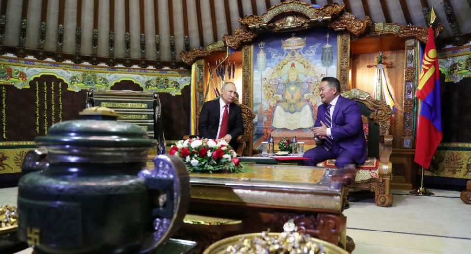 Претседателот на Монголија го пречека Путин во „шатор“