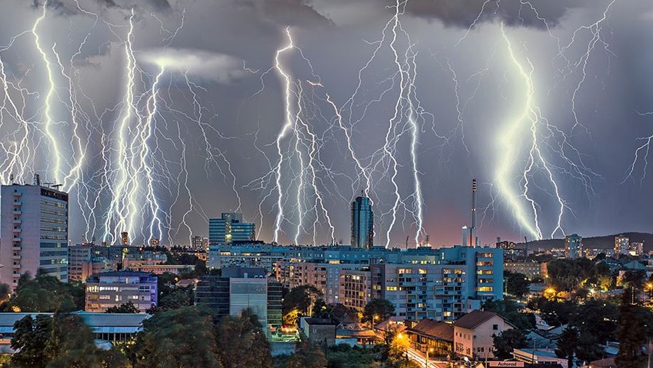 Неверојатна фотографија од удари на гром во Загреб (ФОТО)