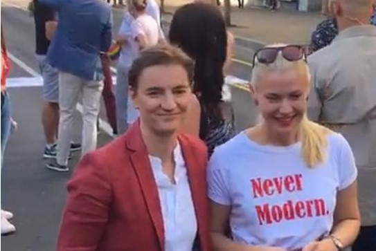 Српската премиерка со партнерката на парадата на гордоста (ФОТО)