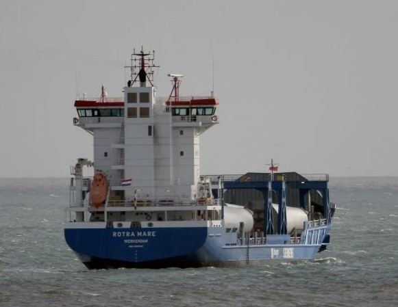 Морнарите мислеле дека сакаат да го заземат бродот: Aлбански мигранти пронајдени во турбина (ФОТО)