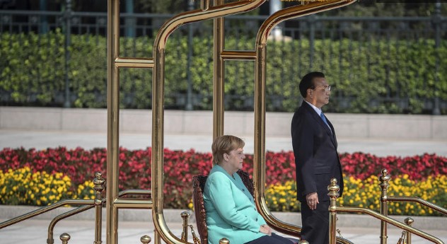 Седеше но не се тресеше: Меркел на столица ја слушаше германската химна (ФОТО)