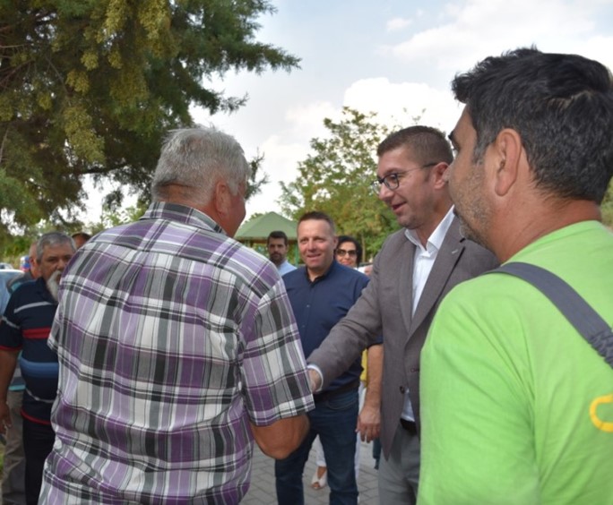 Мицкоски со лозарите: ВМРО-ДПМНЕ останува со земјоделците, ги поддржуваме нивните барања и ја разбираме нивната мака