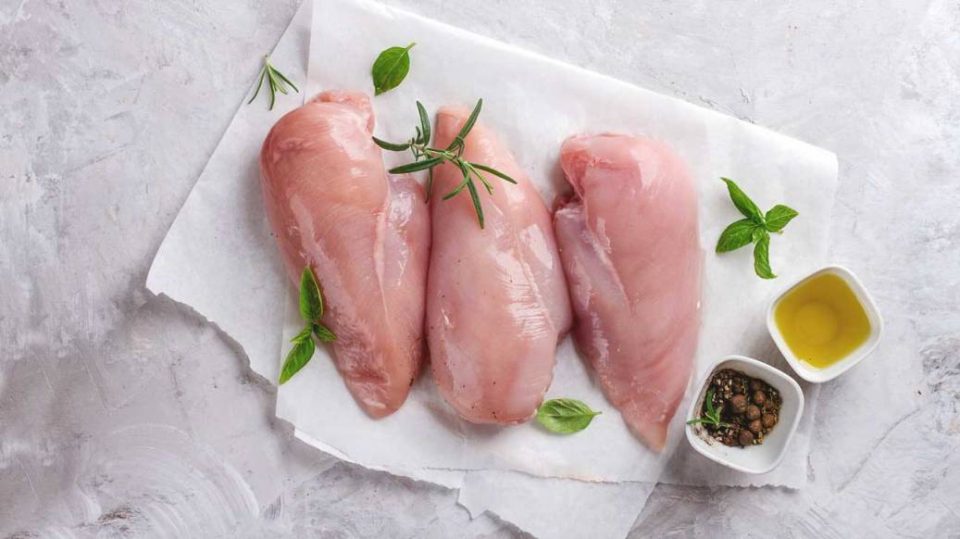 На Балканот пристигнуваат пилешки филети заразени со салмонела!?