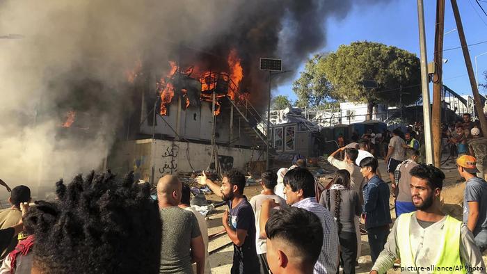 Двајца загинати – Мигранти нападнаа пожарникари што гасеа пожар во бегалски камп
