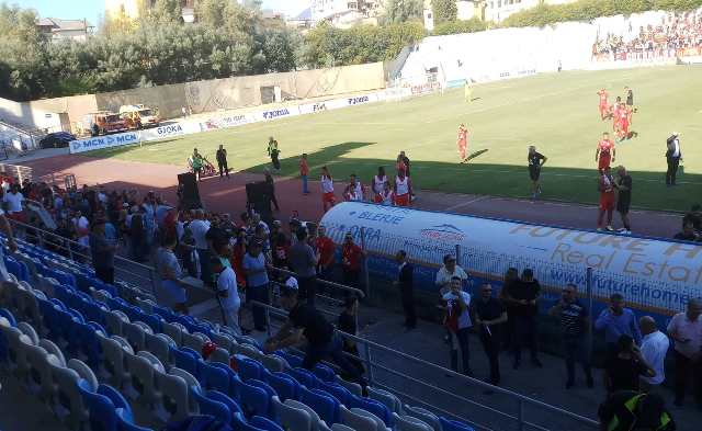 Земјотресот го прекина фудбалскиот натпревар во Тирана (ВИДЕО)