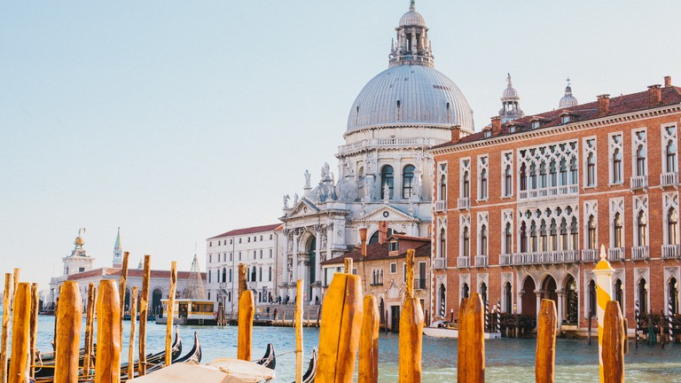 Се капеле голи во каналите на Венеција – туристи казнети со по 3.000 евра