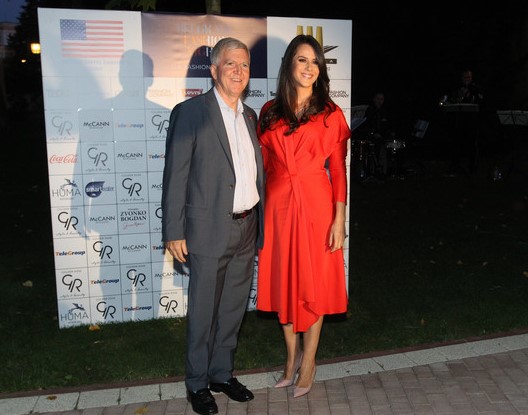 Сопругата на Вучиќ во танц со американскиот амбасадор (ФОТО)