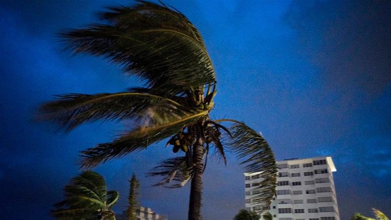 Откако ги опустоши Бахами ураганот Доријан стигна до Флорида
