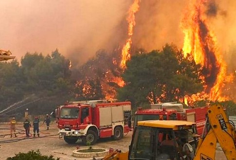 Високите температури и ветерот главна причина за пожарите во Грција