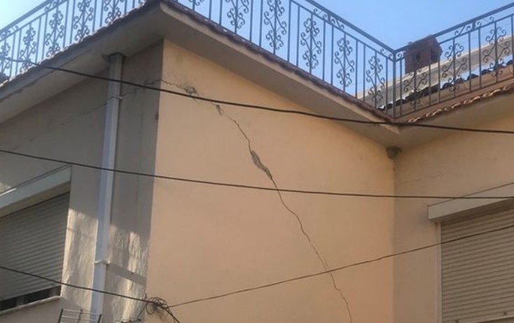Затрупани возила, распукани ѕидови: Вака изгледа Драч по земјотресот (ФОТО)