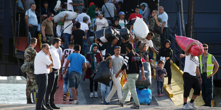 Грција донесе 1.500 бегалци на 15 километри до границата со Македонија