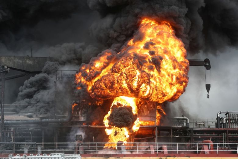 Пожар на нафтени танкери во пристаништето во Јужна Кореја: 10 повредени (ВИДЕО)