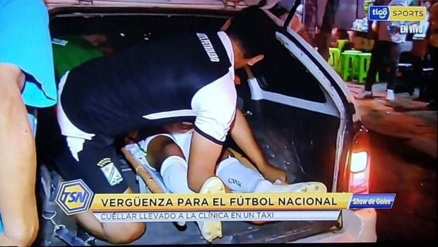 Надреална сцена во Боливија: Фудбалер однесен во болница со такси (ВИДЕО)