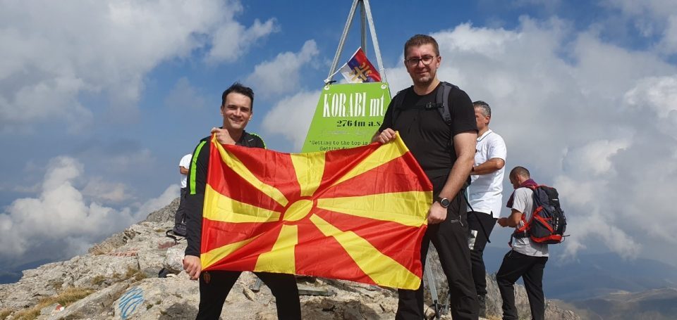 Мицкоски: Македонија е нашето се, биди горда и достоинствена, слободна и независна