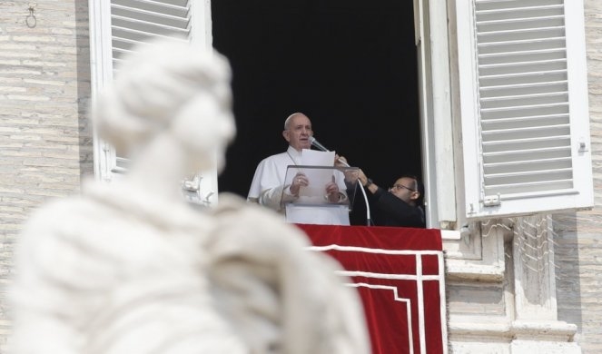 Папата Франциск заглавил во лифт, по што реагирале пожарникарите