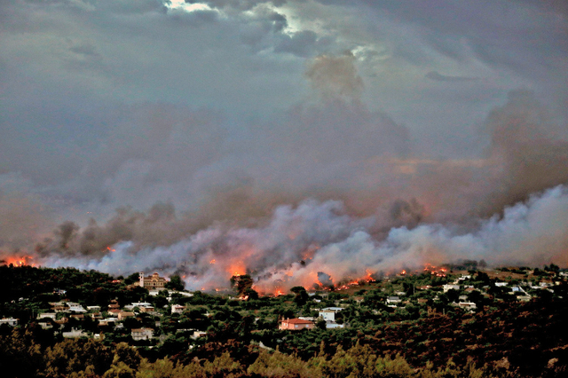 Голем пожар во близина на Атина, во тек е евакуација