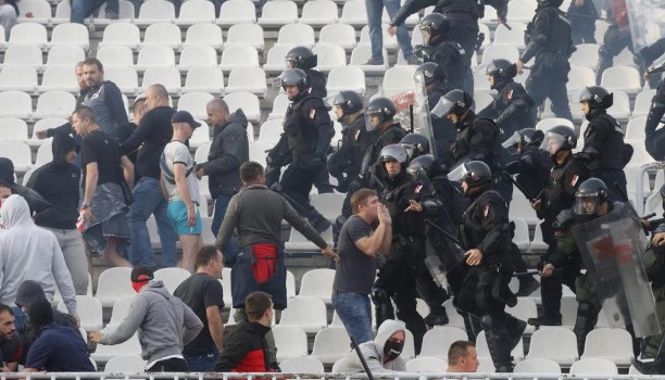 На стадионот на Партизан: Навивачите на Црвена звезда се степаа со полицијата (ФОТО)