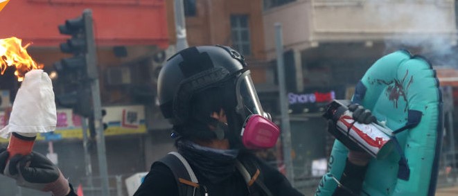 Демонстрантите во Хонг Конг ја гаѓаа полицијата со киселина и молотови коктели (ФОТО)