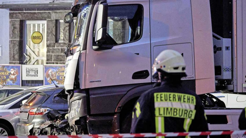 Камион удри во осум автомобили во Германија – 17 повредени (ВИДЕО)