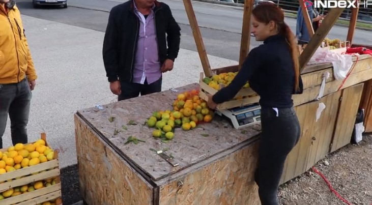 Шок: Девојката која што продаваше мандарини даде отказ (ФОТО)