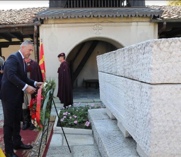 Ѓукановиќ без Пендаровски го посети гробот на Гоце Делчев (ФОТО)