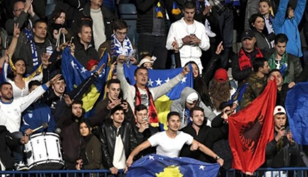Извикуваа „УЧК, УЧК“: Се степаа навивачите на Косово и Црна Гора (ВИДЕО)
