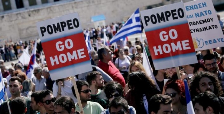 „Оди си дома“: Грците не го сакаат Помпео (ФОТО)