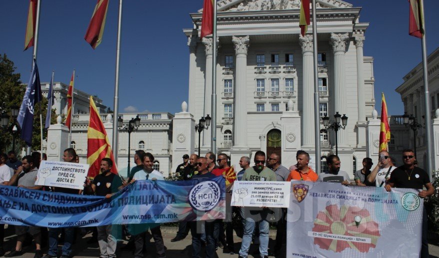 Ечеa „пада влада“ и македонската химна: Полицајците на протест за поголеми плати (ВИДЕО)