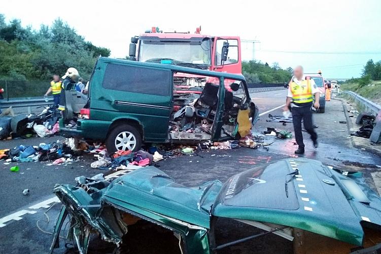Судар на камион и минибус – десет загинати и седум повредени