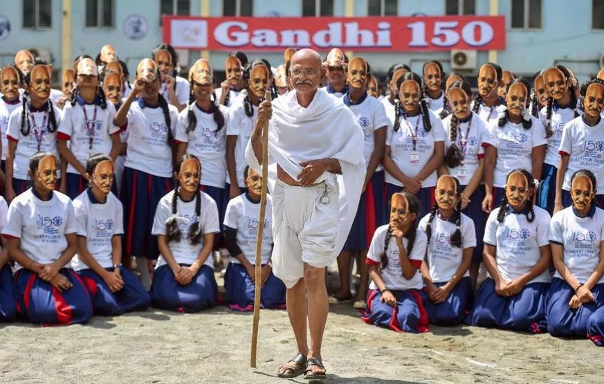 Индија одбележува 150 години од раѓањето на Махатма Ганди (ФОТО)