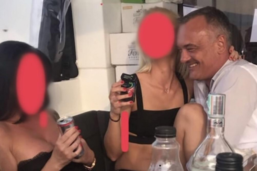 Секс скандал ја тресе Унгарија: Градоначлникот на Ѓер лудува на јахта со проститутки