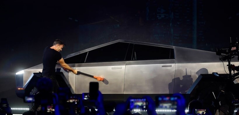Чекан не го бие: „Тесла“ го претстави теренско возило со непробојно стакло (ФОТО)
