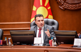Премиерот Заев и министрите Филипче и Царовска на средба со пензионери од Скопје